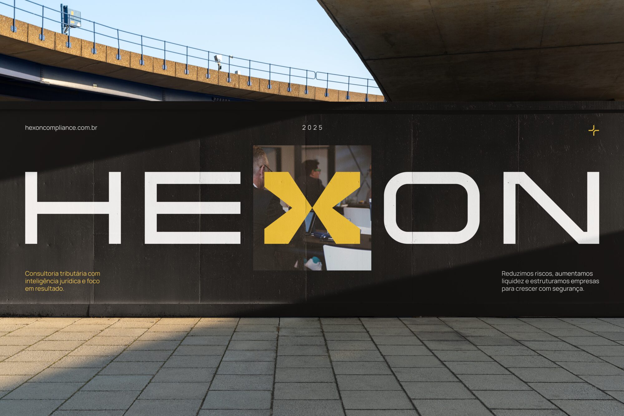 Banner HEXON em mockup