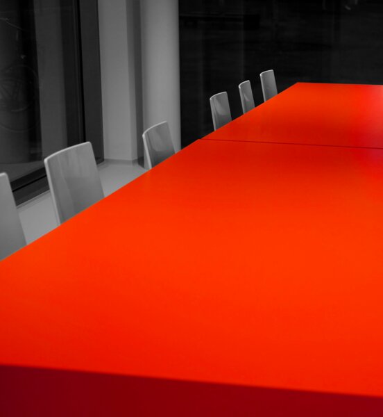 Mesa de trabalho do designer com materiais e referências